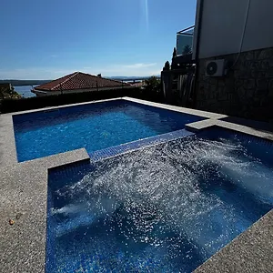 Blazevic, Heated Pool&jacuzzi Apartament